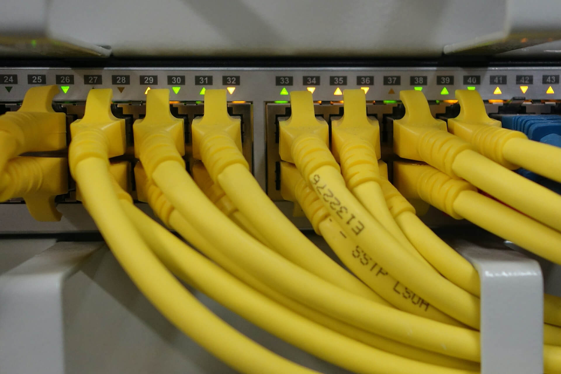 High-Tech-EDV als Grundlage der Serviceleistungen! Brockhaus/Commission Serviceleistungen
